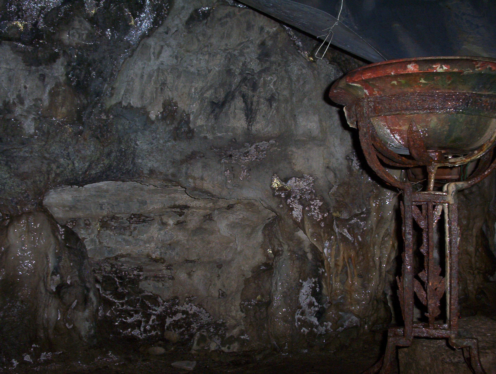 Bénitier dans le grotte de Sainte Tarcisse