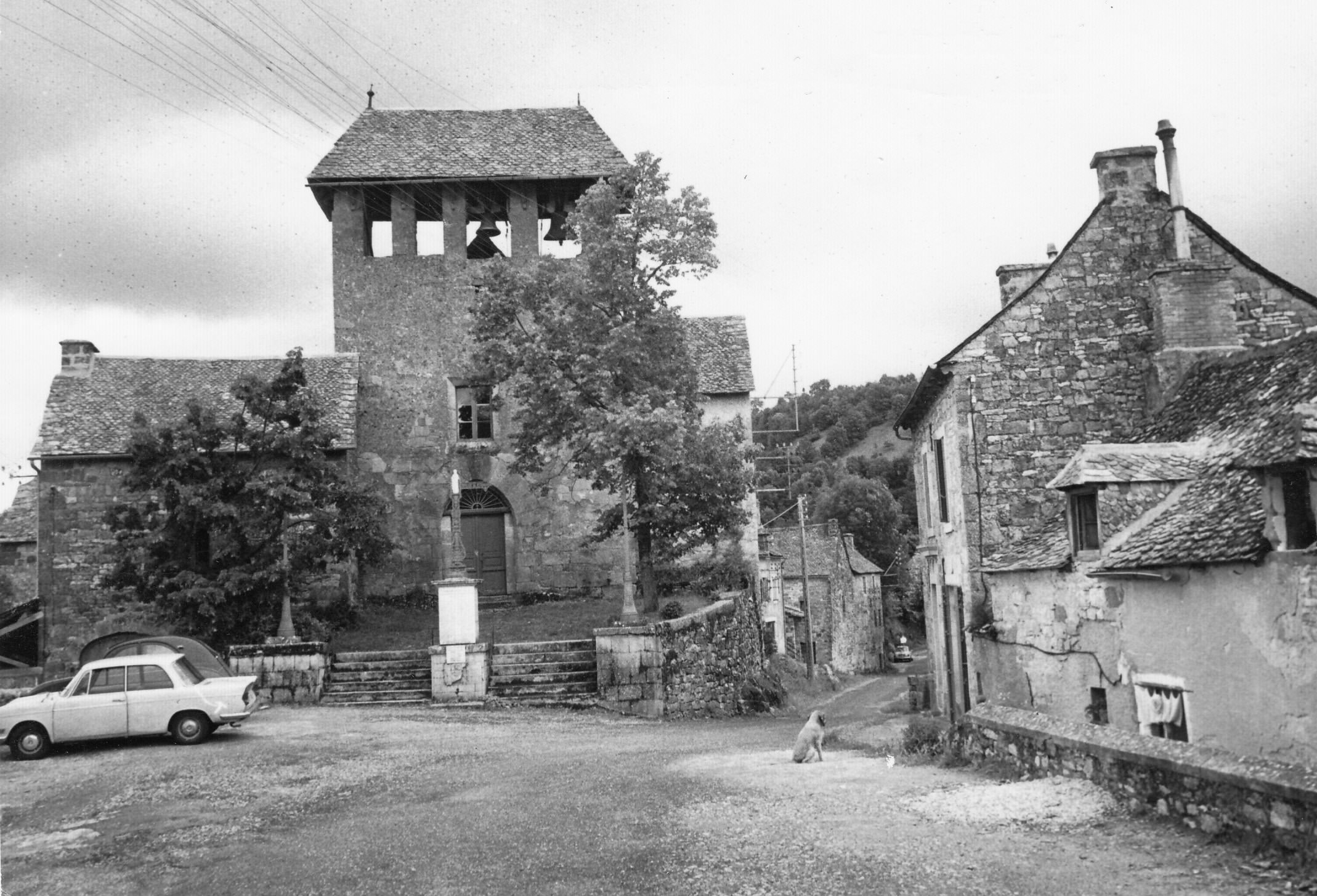 Eglise de Rodelle avec vue sur le clocher