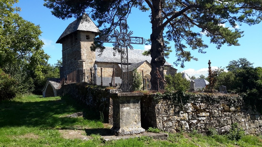 Eglise de Maymac avec sa croix, vue d'extérieur